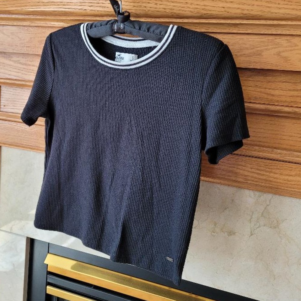 Hollister Women's Black Waffle Crop Top Small